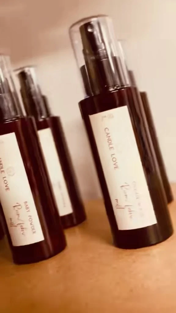 Fabric mist για να  φρεσκάρετε τον χώρο σας!Σε 6 μοναδικά αρώματα!!❤️Baby powder❤️Clean & Fresh❤️Sandalwood❤️Water & Lotus ❤️Ocean Wave❤️Salted Caramel❤️Θα τα βρείτε στο www.candlelove.gr  #candle_love_official #soycandles #candles #candleloveofficial #fabricmist